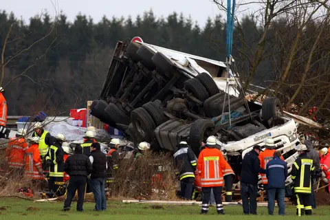 Schw. Verkehrsunfall auf BAB 1 Bremen-Hamburg, zw. AS Dibbersen + Hittfeld mit Gefahrgut-LKW am 15.01.2008. Umfangreicher Feuerwehr- und Rettungsdiensteinsatz, da Gefahrgut austrat und LKW-Fahrer mass