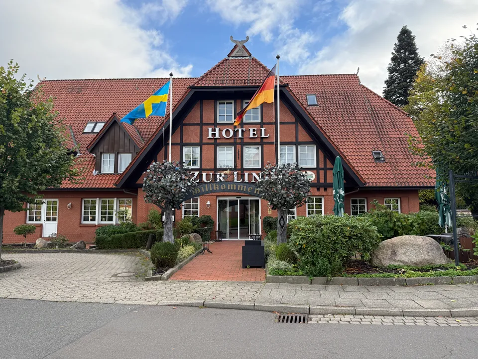 Fachwerkhotel aus rotem Klinker mit Schriftzug Hotel Zur Linde, Willkommensbogen, schwedischer und deutscher Flagge